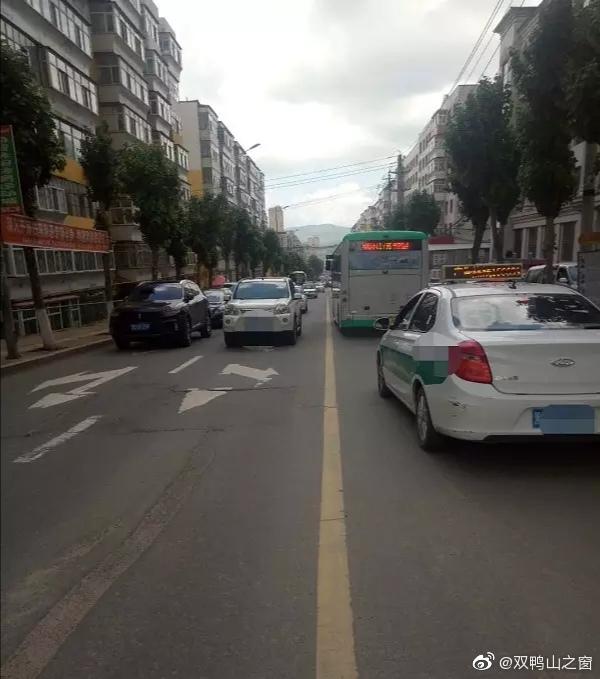 双鸭山:昨天一辆公交车在二马路逆行,有一位网友留言替公交车辩解